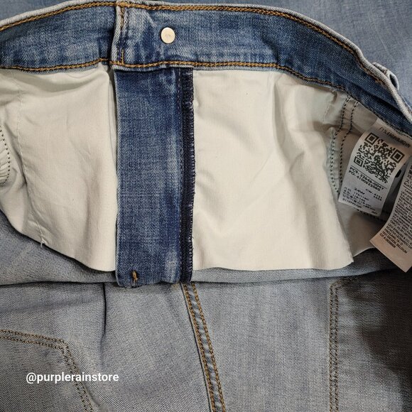 Levi's Classic Bermuda Shorts 24 W High Rise Tummy Control Medium Light Wash - Picture 4 of 13